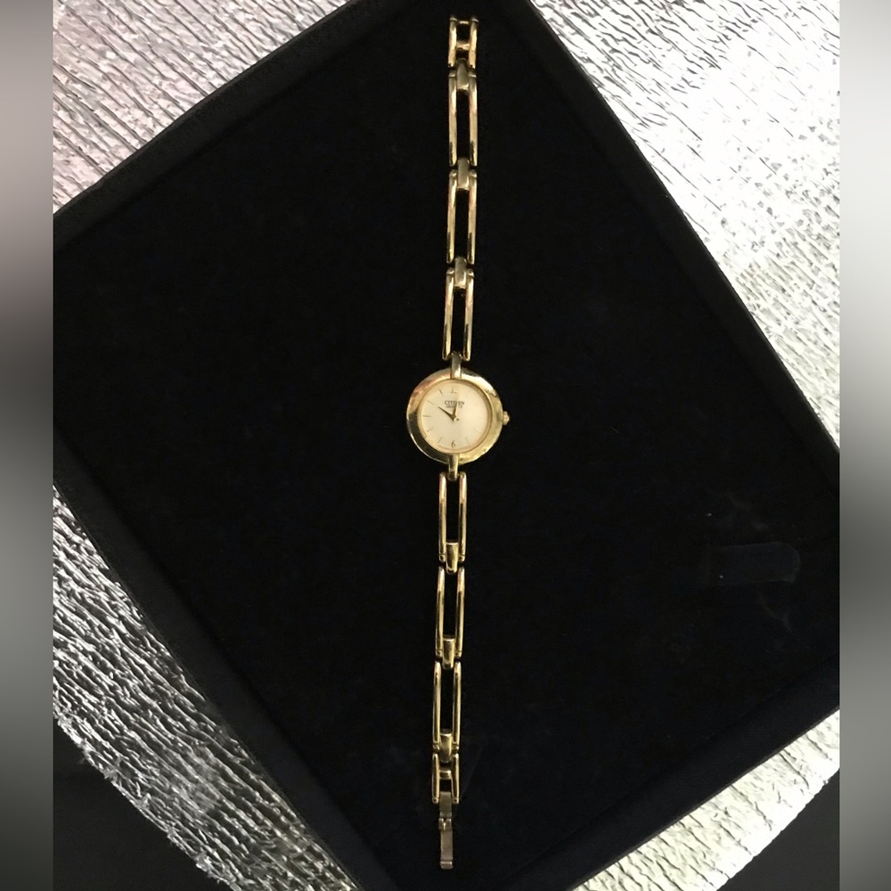 CITIZEN WOMENS GOLD WATCH - Picture 2 of 3